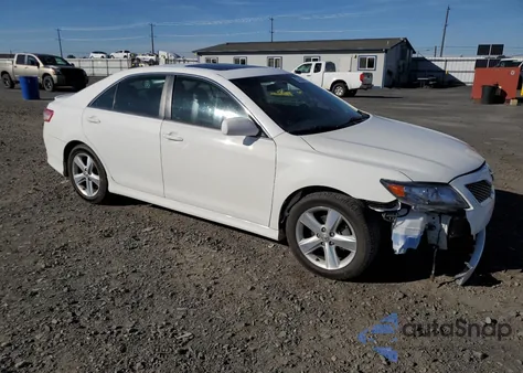2011 Toyota Camry Base z USA, uszkodzony, nr VIN 4T1BF3EK2BU752003